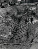 Utrecht schip 3. In het centrum van Utrecht werd in 1974 bij de Waterstraat een platboomde ‘aak’ van 22 m lengte opgegraven. Het schip dateert uit de elfde eeuw. Uit de manier waarop het schip gebroken is valt af te leiden dat de zijden pas met het vlak verbonden zijn nadat de boordplanken aan elkaar waren gezet. Deze ‘modulebouw’ komt vaker voor bij aken op de Europese rivieren.