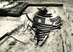 Opgraving Spakenburg II. In 1979 werd op kavel ZN43 in Zuidelijk Flevoland een klein rond schip opgegraven, dat vanwege de bouwwijze ook wel kleine ronde ‘kogge’ wordt genoemd. Het is rond 1420 gebouwd. Anders dan bij het schip van Utrecht bestaat de ronde bodem niet uit één geheel, maar uit symmetrisch opgebouwde gangen. Deze zijn gladboordig aan elkaar gevoegd, net als het vlak van de hiervoor behandelde schuiten. De boorden zijn overnaads gebouwd. Bij wijze van mastspoor zijn in de zijden klossen aangebracht. Er is gesuggereerd dat dit soort ronde scheepjes de taak van de Utrechtse schepen hebben overgenomen.