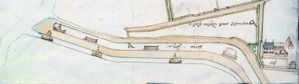 Het Turfhoofd van Roosendaal. Binnen het grote ‘Turfhoofd’ eindigt de zuidelijke turfvaart die met de Jan van Nispensvaart verbonden is. Om het hoofd heen liggen twee smalle insteekhavens vanuit het buitenwater van de Roosendaalse Beek. Op de vaart komen de kleine schuiten uit het veen. Op een aankomende schuit is de turf hoog opgestapeld. Een lege schuit wordt van de kant geboomd. Buiten het hoofd varen de zeilschepen waarmee de turf van het hoofd naar de stad worden gebracht. De boom of giek waarop het spriettuig wordt gevoerd en die waarschijnlijk ook bij het laden en lossen werd ingezet heeft landmeter Michielssen die deze tekening in 1676 maakte duidelijk in beeld gebracht. Op het hoofd zelf ligt op het moment van weergave geen turf.