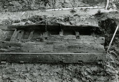 Uitwateringssluis Buitenpost. In 1986 werd bij Buitenpost in Friesland, op de rand van het veen en het noordelijke zeekleigebied een vrij kleine uitwateringssluis, zijl of pomp uit de dertiende eeuw opgegraven. De pompkoker tijdens de opgraving.