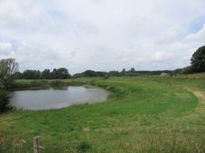 Een wiel bij tolkamer. Bij dijkvallen of dijkdoorbraken ontstaan door het geweld van het instromende water diepe, enigszins ronde meertjes. Vaak is het later mogelijk geweest om de dijk bij een lagere waterstand te herstellen of is er een nieuwe dijk achterlangs gelegd, een zogenaamde inlaagdijk. Bijna nooit is het slijpgat opgevuld of onherkenbaar geworden. Zo’n meertje of wiel is dus een litteken in het landschap dat door het uitzonderlijk diepe water en het vaak grove zand op de bodem een uitzonderlijke biotoop vormt en bij grondboring of opgraving altijd herkenbaar blijft.