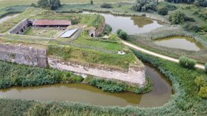 Fort Rammekens. De foto toont de huidige situatie van het fort bij Ritthem dat in 1869 de status van vesting verloor. Door verlanding en inpoldering van het omliggende gebied is het verder van open water af komen te liggen.