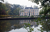 Woonhuis van Engel de Ruyter. Gezicht op het huis Boom en Bosch aan de Vecht in Breukelen. De beide zijvleugels in historiserende stijl zijn later toegevoegd.