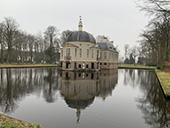 Trompenburgh. Cornelis Tromp kon zich, dank zij het vermogen van zijn vrouw Margaretha van Raephorst, een buitenplaats in ’s Graveland veroorloven. Het landhuis heeft enigszins de vorm van een schip en is omgeven door water. Het interieur werd gesierd met schilderijen van zeeslagen en andere maritieme voorstellingen.