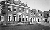 Admiraliteitspoort in Hoorn. Het Admiraliteitspoortje is het enige overblijfsel van het Admiraliteitsgebouw in het voormalige Agnietenklooster in Hoorn. Boven de ingang is het wapen van de Admiraliteit van het Noorderkwartier te zien, twee gekruiste ankers ende letters PPP: Pugno Pro Patria – ik strijd voor het vaderland. Het poortje kwam tot stand tijdens een verbouwing van het voormalige klooster in 1607. De Admiraliteitsgebouwen achter de poort zijn aan het einde van de negentiende eeuw gesloopt.