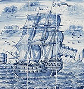 Linieschip op tegeltableau. De <em>Prins Friso</em> werd van 1728 tot 1730 in Harlingen gebouwd op aanwijzingen van de Britse scheepmaker Thomas Davis, die voor de Admiraliteit van Amsterdam werkte. Het tegeltableau is gemaakt toen het schip al niet meer in dienst was, het werd in 1756 verkocht.