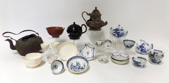 Thee- en koffieservies. Thee- en koffieservies uit scheepswrak L79 (Oostelijk Flevoland, nabij Dronten), opgegraven in 2013 en gedateerd eind achttiende eeuw. Engelse industriële keramiek en Chinees porselein. Verder een koperen ketel en een tinnen theepot.