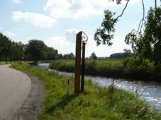 Rolpaal langs de trekvaart tussen Warffum en Onderdendam. Bij bochten in de vaart werd de jaagkabel om de paal geleid zodat de kabel de loop van het water volgde.