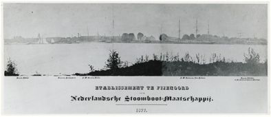 Etablissement Fijenoord. Gezicht op het etablissement (scheepswerf en machinefabriek) Fijenoord van de Nederlandsche Stoomboot Maatschappij aan de Nieuwe Maas. Van links naar rechts stoomschip <em>Holland</em>, stoomvaartuig <em>IJsselmonde II</em>, schroefschip <em>Bonaire</em>, opleidingsschip <em>Anna Paulowna</em> en stoomschip <em>Schiedam</em> van de Nederlandsch-Amerikaansche Stoomvaart Maatschappij.