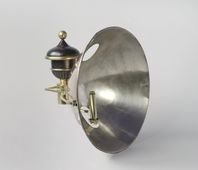 Argandse lampen op Vlieland. F.P.A. Argand ontwikkelde deze reflecterende lamp in 1782. De vuurtoren van Westkapelle was de eerste die in Nederland werd uitgerust met vijftien van zulke lampen, circa 1818. De lampen waren vermoedelijk geproduceerd door Boulton & Watt, Engeland.