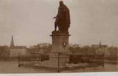 Standbeeld van Michiel de Ruyter op het Keizersbolwerk in Vlissingen. Het gietijzeren standbeeld stond vanaf 1841 op het De Ruyterplein, maar verhuisde in 1894 naar het Keizersbolwerk, Boulevard de Ruyter. De twee bronzen kanonnen, ernaast gezet in 1905, behoorden toe aan de vloot waarmee De Ruyter zijn laatste zeeslag uitvocht. In de Slag van Agosta, op 22 april 1676, raakte hij dodelijk gewond.

