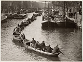 Schippersdemonstratie in Amsterdam, 1932. Door de economische malaise in de jaren dertig leden de schippers diepe armoede. Te zien is een schippersdemonstratie in Amsterdam om beursbevrachting in te voeren.