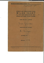 Bevrachtingsboekje uit 1937-1944 van schipper H. Draayer. Om te controleren of een schipper zich aan de regels van de Wet op de Evenredige Vrachtverdeling hield, werd een bevrachtingsboekje bijgehouden. In dit boekje werden zijn reizen, de datum van in- en uitschrijving, de aard en omvang van de lading, de vrachtprijs en de naam van de bevrachter aangegeven