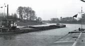 Oploopmanoeuvre op de Gelderse IJssel, circa 1970. De Gelderse IJssel is een betrekkelijk kleine, bochtige hoofdvaarweg. Hier is te zien hoe een middelgroot binnenschip kort voor een bocht stroomafwaarts een ander schip oploopt (passeert). Een dergelijke manoeuvre was in die tijd veel riskanter dan tegenwoordig. Immers, de meeste schepen beschikten toen nog niet over een marifoon of een radarinstallatie en een Automatisch Identificatie Systeem bestond nog niet. De schippers hadden dus geen enkele informatie over de verkeerssituatie aan de andere zijde van de bocht.