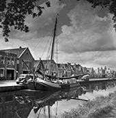 Tjalk <em>Goede Verwachting</em>, 1956. Deze tjalk (96 ton) was het laatste zeilende vrachtschip dat zonder motor het IJsselmeer bevoer. Hier lost het schip kunstmest in Heerenveen. Schipper was de toen 56-jarige P. Fortuin, die met het schip in het onderhoud van zijn moeder, drie broers en een zuster moest voorzien. Een jaar eerder had de tjalk 49 reizen over het IJsselmeer gemaakt. In 1958 schafte de familie zich, als concessie aan de nieuwe tijd, een opduwer aan. Vijf jaar later kochten ze een motorschip, waarmee aan de zeilende binnenvaart op het IJsselmeer een definitief einde kwam. De tjalk werd omgebouwd tot pleziervaartuig