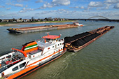 Duwboot <em>Veerhaven III-Waterbuffel</em>. Ontmoeting van de duwboot <em>Veerhaven III-Waterbuffel</em> op de Waal bij Nijmegen in de lange formatie met zes duwbakken, met een afvarend vierbaksduwstel, in 2014. Zesbaksduwstellen zijn de grootste eenheden, die de Nederlandse vaarwegen mogen bevaren. Een volbeladen zesbaksduwstel heeft een lengte van 270-280 meter, een breedte van 22,80 meter en een diepgang van 2,5 tot 4,5 meter en kan 18.000 ton goederen vervoeren. Na 1988 is de vaargeul hier aanzienlijk verbreed.