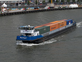 Containerschip <em>Dieze Hopper</em>. Een van de kleinste containerschepen, de </m>Dieze Hopper</em>, met een lengte van 63 meter en een laadvermogen van 850 ton, circa 2010. Dit vrachtschip maakt containervervoer op kleine vaarwegen zoals de Noord-Brabantse kanalen mogelijk. Evenals veel andere binnenschepen beschikt de <em>Dieze Hopper</em> over een beweegbaar stuurhuis, dat bij lage bruggen kan worden gestreken om de doorvaart mogelijk te maken