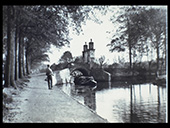 Een jongen trekt een Westlander door een brug bij Den Haag, circa 1930. Veel oude scheepstypen ontleenden hun afmetingen, vormgeving en benaming aan de eisen die de vaarroutes in hun werkgebied stelden. Zo waren er ‘Hagenaars’, afgestemd op de maximaal toegestane scheepsafmetingen naar Den Haag, en ‘Friese maatkastjes’ voor het vervoer naar Friesland en Groningen. ‘Westlanders’ waren kleine, smalle zeilvaartuigen met een lage opbouw en een strijkbare mast, afgestemd op de krappe vaarwegen in het Westland, die gemakkelijk onder kleine bruggen konden doorvaren. Vaak werden ze voortgeboomd of gejaagd. Ze werden gebruikt voor het vervoer van groente vanuit het Westland naar steden als Den Haag, Rotterdam en Leiden.