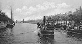 Beurtstoomschip met goederen en passagiers op het Nieuwe Kanaal bij Leeuwarden, circa 1904. Het Nieuwe Kanaal vormde een onderdeel van een van de hoofdroutes vanuit Holland over de Zuiderzee via Leeuwarden naar Groningen en was aan het einde van de negentiende eeuw voor vaartuigen tot ongeveer 150 ton bevaarbaar.