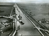 Verbreding Merwedekanaal, 1954. Het Merwedekanaal vormde een onderdeel van de verbinding van Amsterdam met het Duitse achterland en was na het gereedkomen in 1892 toegankelijk voor Rijnschepen tot 2000 ton. Ter verbetering van de vaarroute Amsterdam-Duitsland werd tussen 1931 en 1952 het Amsterdam-Rijnkanaal aangelegd, terwijl het aansluitende deel van het Merwedekanaal tussen Amsterdam en Utrecht werd verruimd voor schepen tot 4000 ton. Voortaan had ook dit kanaalgedeelte de naam Amsterdam-Rijnkanaal. Tussen 1965 en 1981 werd het gehele Amsterdam-Rijnkanaal uitgebouwd voor vierbaksduwvaart (10.000 ton).