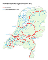 Hoofdvaarwegen en overige vaarwegen (scheepsgrootte ≥ 300 ton) in 2010. Sedert 1981 worden de vaarwegen verdeeld in twee categorieën, de ‘hoofdvaarwegen’ en de ‘overige vaarwegen’. Klasse 1 zijn vaarwegen toegankelijk voor spitsen van 300 ton. De hoofdvaarwegen zijn de belangrijkste doorgaande verbindingen, die Nederland met het buitenland verbinden en de verschillende landsdelen voor de binnenvaart ontsluiten. Het Rijk draagt voor deze hoofdverbindingen de verantwoording. Provincies, gemeenten of waterschappen zijn verantwoordelijk voor de overige – meestal kleinere – verbindingen, die alleen een regionale betekenis hebben.