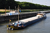 De spits <em>Cartier</em>, 300 ton, in de Volkeraksluizen, 2010. In 1955 kwamen de Europese ministers van Transport met een classificatiesysteem, waarbij de West-Europese binnenvaartwegen in vijf klassen werden ingedeeld. Uitgangspunt voor dit systeem waren de afmetingen van vijf scheepstypen, die op dat moment in West-Europa vaak voorkwamen. Later kwam daar een zesde klasse bij voor duwstellen. Spitsen zijn de kleinste vrachtschepen die thans nog op de Nederlandse binnenvaarwateren varen. Vaak vervoeren ze goederen naar Noord-Frankrijk, waar veel vaarwegen geen grotere scheepsafmetingen toelaten. De standaardafmetingen van een spits zijn: lengte 38,5 meter, breedte 5,05 meter en diepgang 1,8 à 2,2 meter.