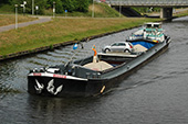 Scheepstype: Kempenaar <em>Jagrie</em>, 600 ton, op het Wilhelminakanaal, 2007. De standaardafmetingen van een kempenaar zijn: lengte 50-55 meter, breedte 6,60 meter en diepgang 2,5 meter. De schipper heeft zijn auto aan boord meegenomen, zodat het gezin gemakkelijk walcontacten kan onderhouden.