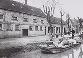 Voortgeboomde schuit op de Blekersvaart in Heemstede, omstreeks 1910. De overslag van graan vond plaats met zogenaamde elevatoren, grote drijvende werktuigen, die het graan in het ruim van zeeschepen opzogen en vervolgens via een pijp in een binnenschip stortten. De eerste kwam in 1896 in bedrijf. Daarvóór geschiedde de graanoverslag met menskracht. De inzet van deze werktuigen leverde een aanzienlijke besparing van arbeid en tijd en maakte de overslag veel goedkoper.