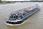 Autoschip <em>Barco</em>, op de Waal bij Nijmegen, 2013. Autoschepen vervoeren nieuwgebouwde auto’s vanaf de fabriek naar een zeehaven, of vanaf een zeehaven naar landinwaartse terminals. Het motorschip <em>Barco</em> kwam in 1981 in bedrijf en vervoerde tussen 1991 en 2021 nieuwgebouwde auto’s op verschillende routes. Het vaartuig kan 500 auto’s meenemen. In 2006 waren er ongeveer twintig van dergelijke vaartuigen en duwbakken in bedrijf, die zowel voor Europese als Japanse autofabrikanten werkten. Door beperking van het aantal autofabrieken is het aantal vaartuigen sedertdien afgenomen.  