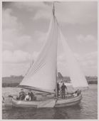 Boeier <em>Maartje</em> tijdens het Admiraalzeilen te Grouw, 1953. Het schip was eigendom van C.J.W. van Waning, een van de initiatiefnemers van de commissie ‘Stamboek Friesche ronde jachten’. De <em>Maartje</em> werd in 1892 als Fries jacht gebouwd door Eeltje Holtrop van der Zee. In 1917 werd het schip door Eeltjes zoon Auke van der Zee omgebouwd tot boeier (met kajuit).